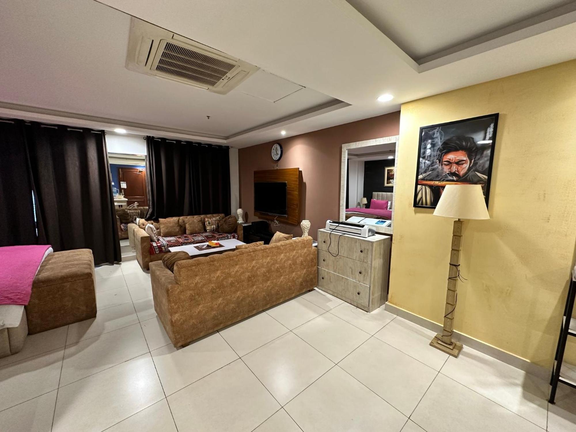 Sunset Luxury Gold Crest Mall Residency Lahore Bagian luar foto
